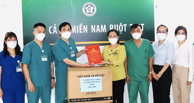 Lãnh đạo TP.HCM thăm, động viên y, bác sĩ tại các bệnh viện điều trị Covid-19 - Ảnh 1.