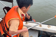 Cảnh sát đường thủy cứu người gặp nạn trên sông Hồng