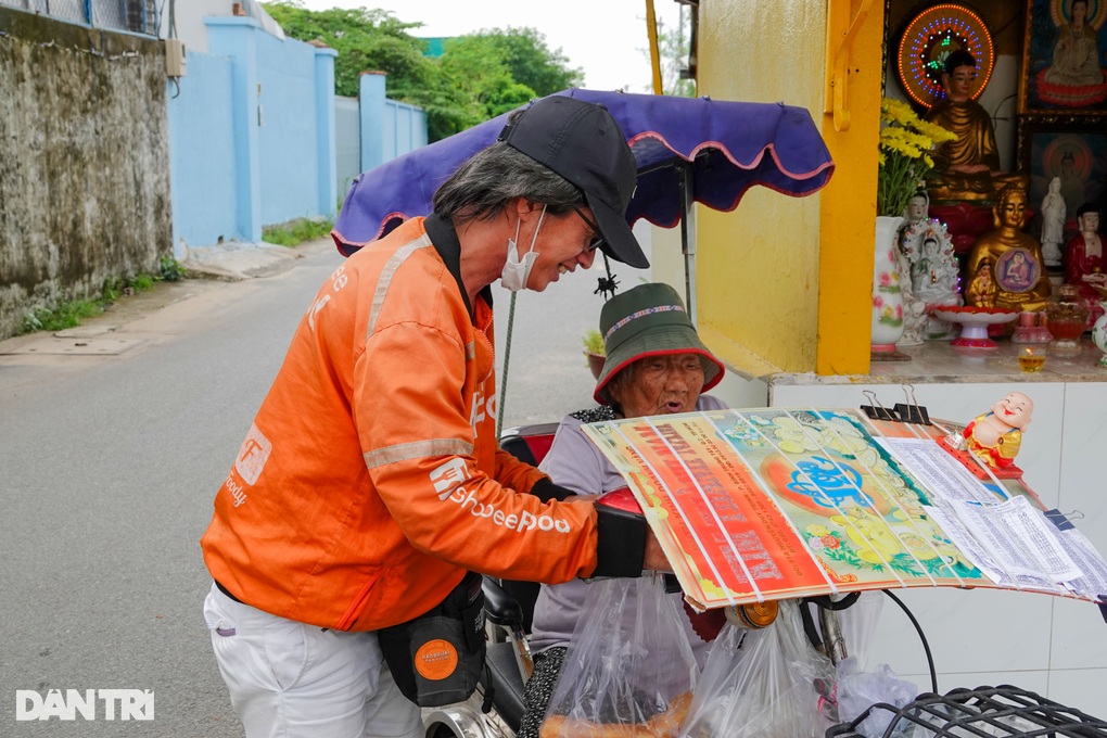 Người bán vé số dạo khóc nghẹn, nhịn đói mấy ngày vì tờ vé trúng thưởng giả - 3 Người bán vé số dạo khóc nghẹn, nhịn đói mấy ngày vì tờ vé trúng thưởng giả - 3