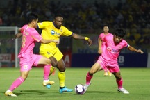 Phan Văn Đức chấn thương, SL Nghệ An bị Sài Gòn FC cầm hòa