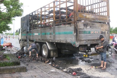 Vừa ra khỏi hầm vượt sông Sài Gòn, xe tải bốc cháy dữ dội