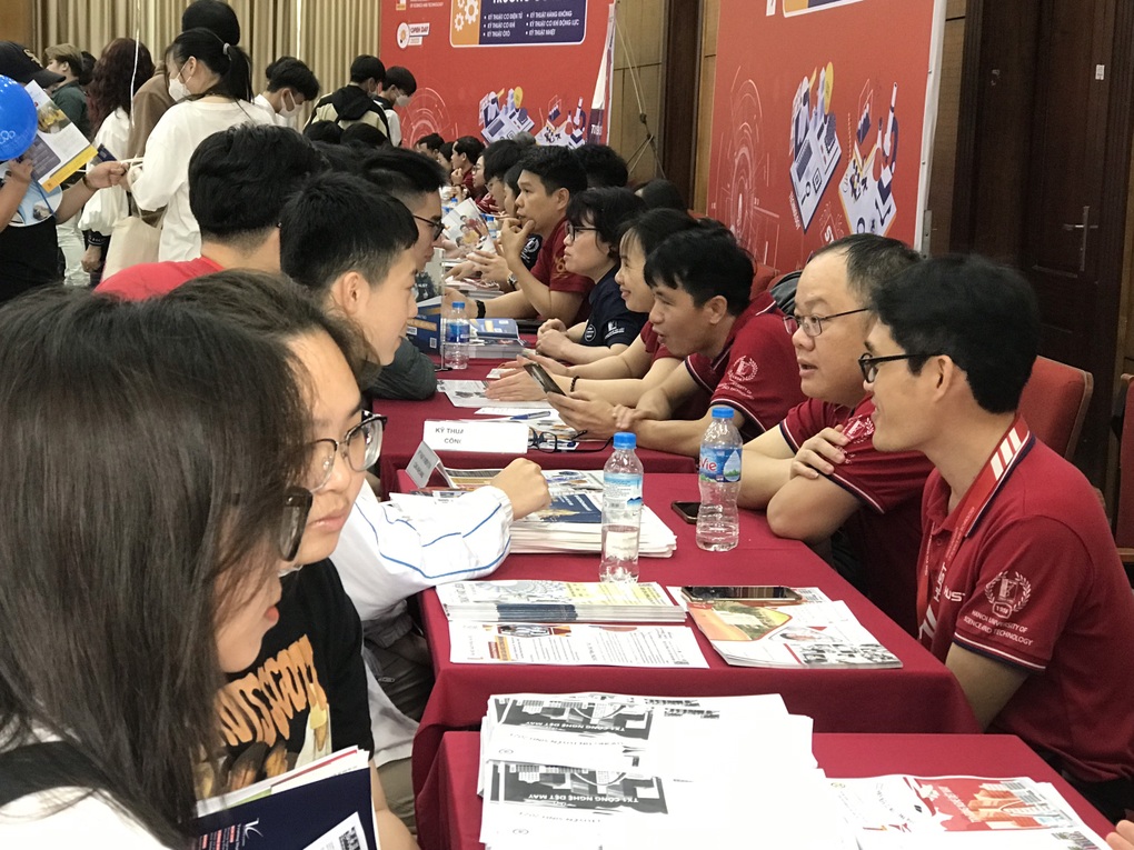 Cận cảnh học phí khối trường kinh tế thời bữa sáng tăng 30% - 2 Cận cảnh học phí khối trường kinh tế thời bữa sáng tăng 30% - 2