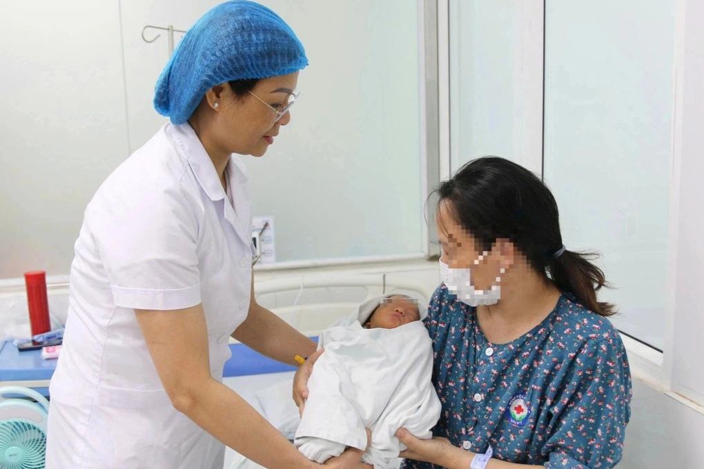 Ca mổ tính từng phút cứu sống thai nhi do sa dây rau hiếm gặp - 1 Ca mổ tính từng phút cứu sống thai nhi do sa dây rau hiếm gặp - 1