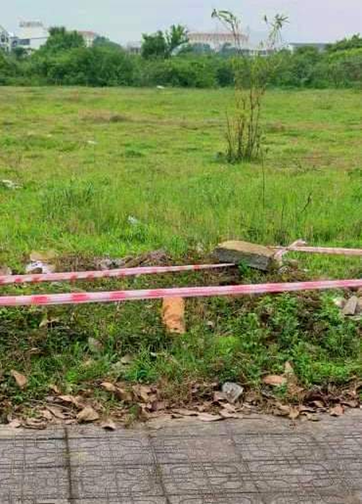 Phát hiện vật thể giống quả bom còn nguyên ngòi nổ ở khu đô thị mới - 2 Phát hiện vật thể giống quả bom còn nguyên ngòi nổ ở khu đô thị mới - 2