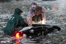 Người dân ngã nhào trên đường ngập ở "khu nhà giàu" Thảo Điền