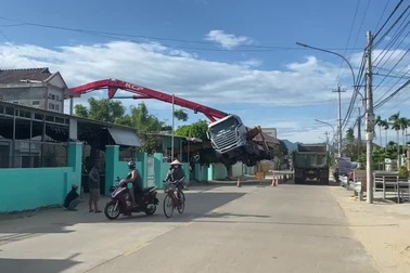 Hy hữu tình huống xe bơm bê tông… "bay" lơ lửng