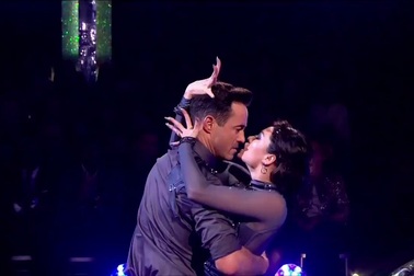 Sửng sốt xem nữ vũ công nâng bạn nhảy trên giày cao gót