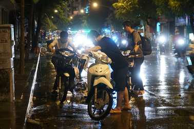 Hà Nội: Lau bugi xe sau cơn mưa lớn kiếm bộn tiền