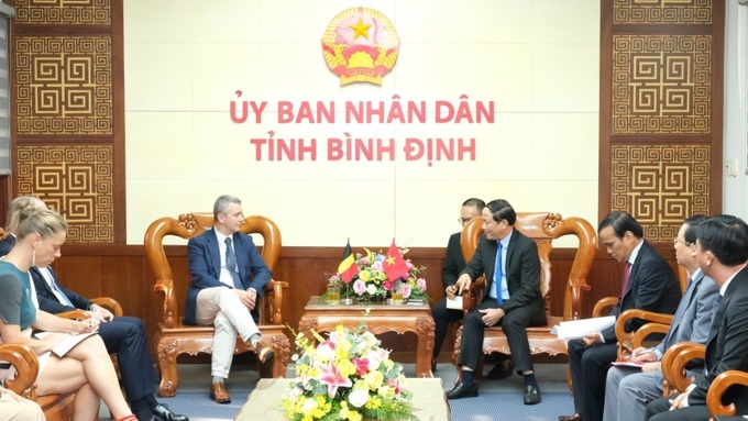 Ông Phạm Anh Tuấn – Chủ tịch UBND tỉnh Bình Định (bên phải) tiếp Ông Karl Van den Bossche - Đại sứ Bỉ tại Việt Nam (bên trái) trước khi bước vào hội thảo.