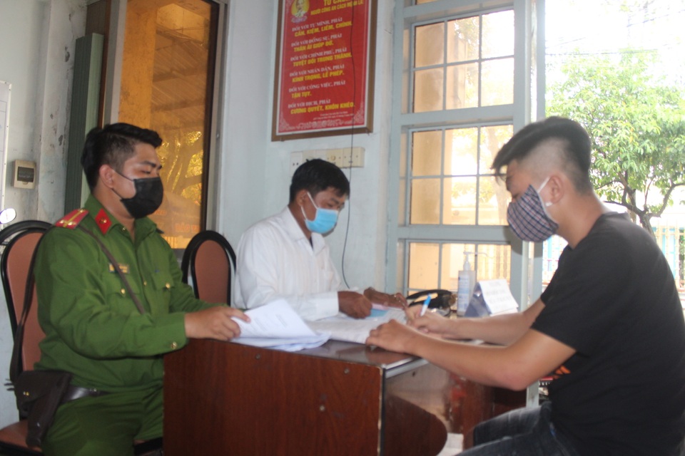 Phạt hàng trăm người không đeo khẩu trang ở công viên - 6 Phạt hàng trăm người không đeo khẩu trang ở công viên - 6