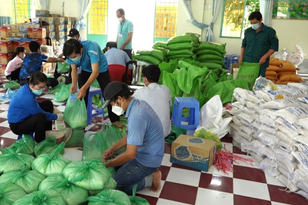 21h đêm, shipper áo xanh vẫn miệt mài mang rau, cá tới khu phong tỏa - 1 21h đêm, shipper áo xanh vẫn miệt mài mang rau, cá tới khu phong tỏa - 1