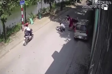 Tài xế mở cửa xe bất cẩn khiến xe máy ngã ra đường, một phụ nữ tử vong