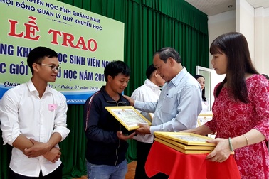 Trao 156 suất học bổng đến sinh viên khó khăn