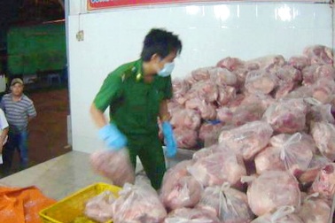 TPHCM: Tiêu hủy 9 tạ thịt heo “bẩn”