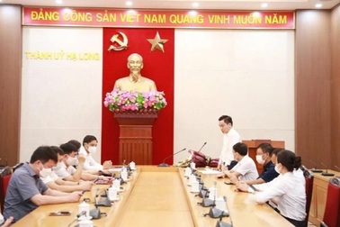 Công ty CP Tư vấn ĐTTC Toàn Cầu trao tặng TP Hạ Long 20.000 bộ kit xét nghiệm nhanh Covid-19