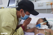 Người đàn ông một mình đưa con đi cấp cứu: "Con ơi, ráng về với cha…"