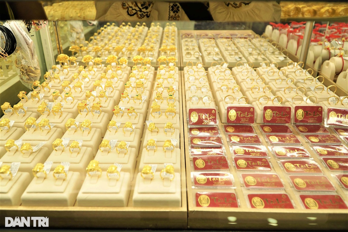 Người Cần Thơ tranh thủ mua vàng sớm trước ngày vía Thần Tài - 3 Người Cần Thơ tranh thủ mua vàng sớm trước ngày vía Thần Tài - 3