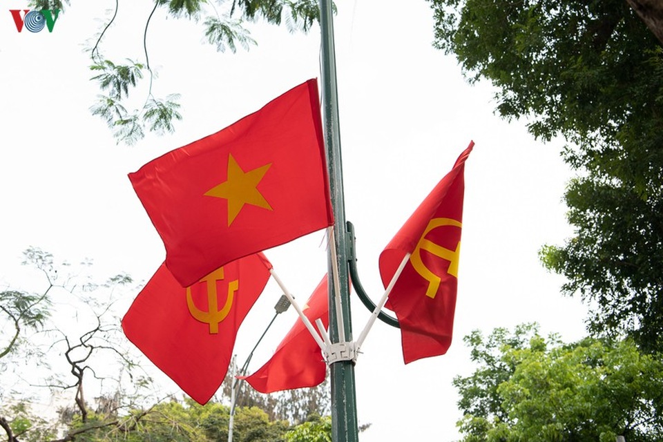 Phố phường Hà Nội rợp bóng cờ bay dịp lễ 30/4 - 10