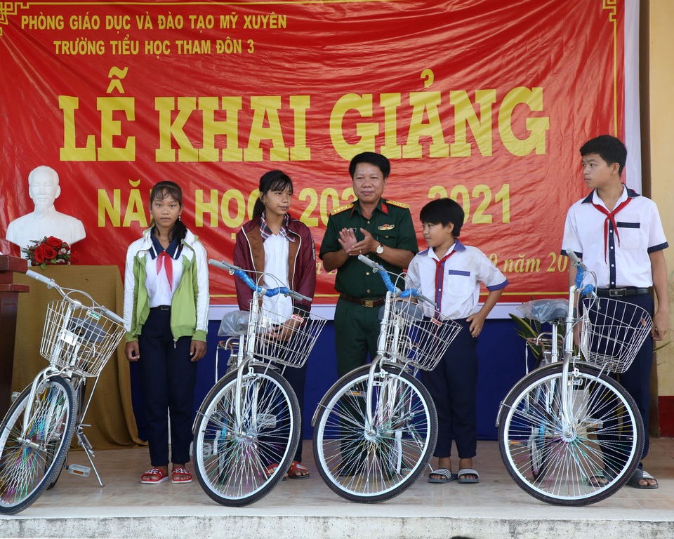 Bộ chỉ huy quân sự Sóc Trăng trao học bổng, quà đến học sinh nghèo - 2 Bộ chỉ huy quân sự Sóc Trăng trao học bổng, quà đến học sinh nghèo - 2