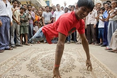 Ấn Độ “phát sốt” vì chàng trai không chân