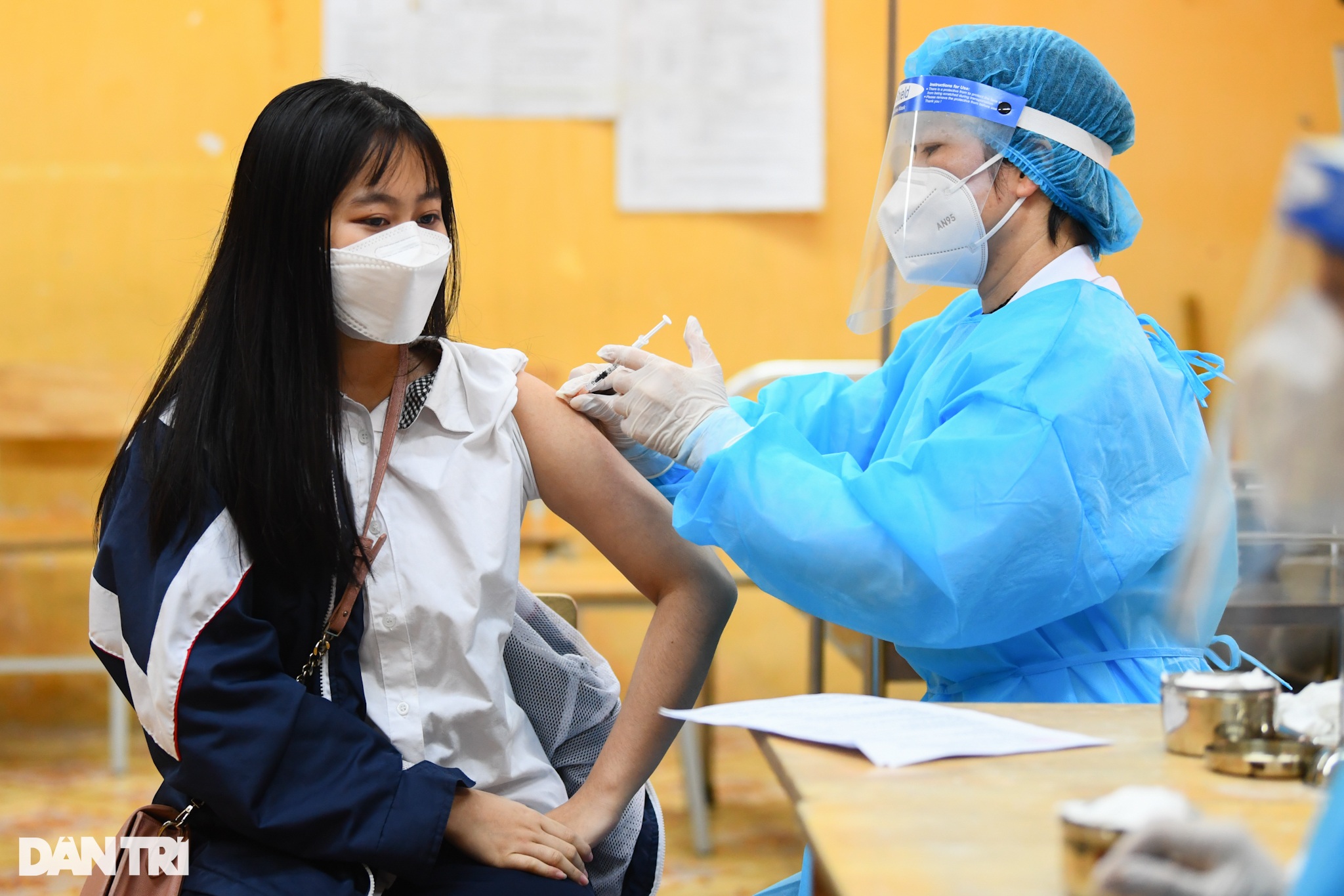 Hà Nội tiêm vaccine Covid-19 cho trẻ từ 15-17 tuổi, ưu tiên học sinh lớp 12 - 11 Hà Nội tiêm vaccine Covid-19 cho trẻ từ 15-17 tuổi, ưu tiên học sinh lớp 12 - 11