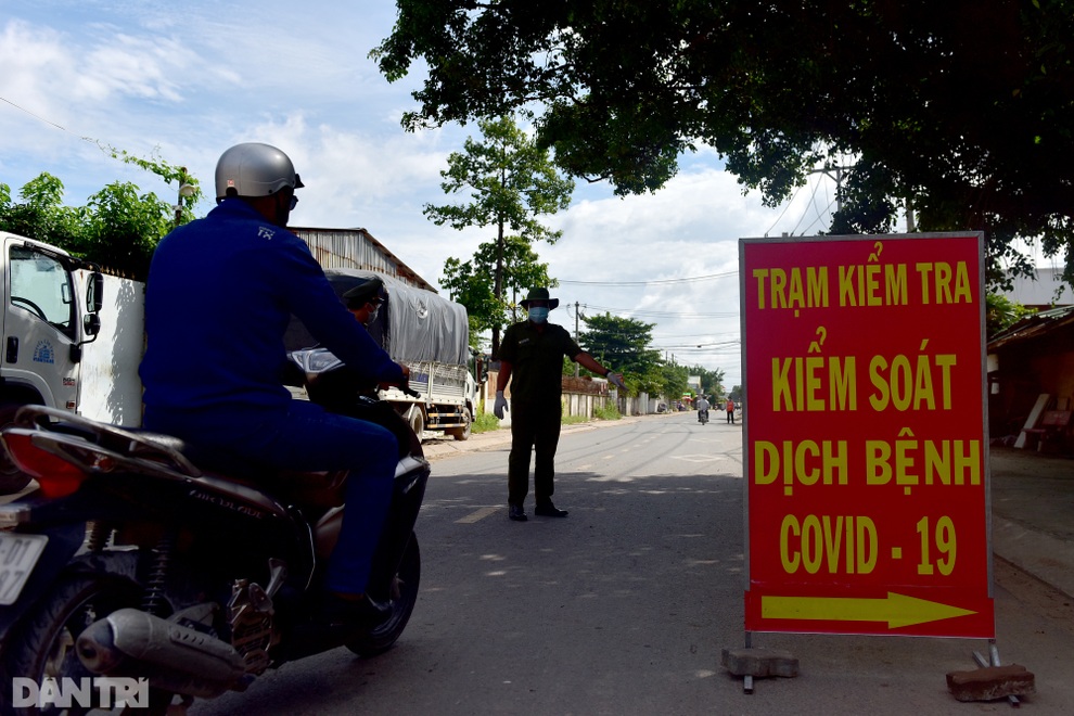 TPHCM: Cán bộ, công chức đi đường không mặc đồng phục, đeo thẻ sẽ bị phạt - 1 TPHCM: Cán bộ, công chức đi đường không mặc đồng phục, đeo thẻ sẽ bị phạt - 1