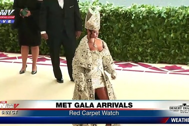 Rihanna cá tính trên thảm đỏ