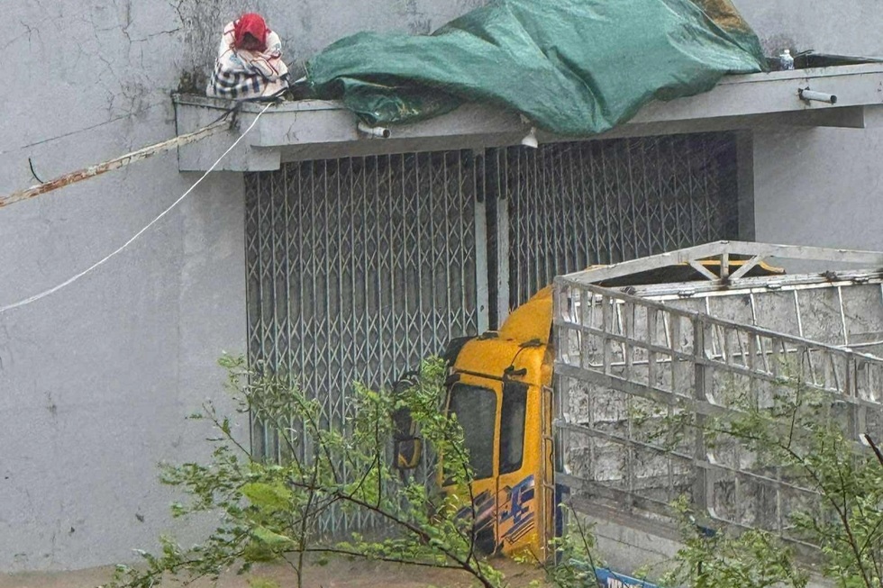 14 công nhân bị cô lập trong lũ cầu cứu khi không còn gì để ăn - 3