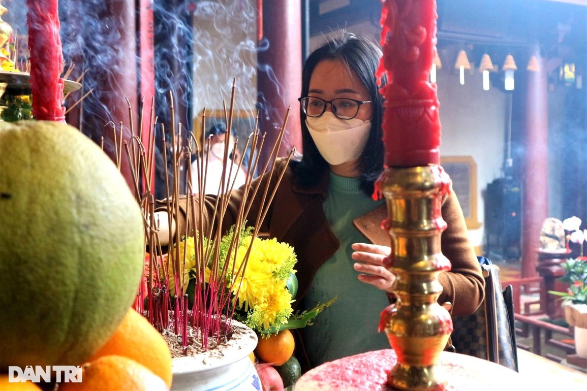 Người dân đội mưa xin lộc đầu năm ở phố cổ Hội An - 5 Người dân đội mưa xin lộc đầu năm ở phố cổ Hội An - 5