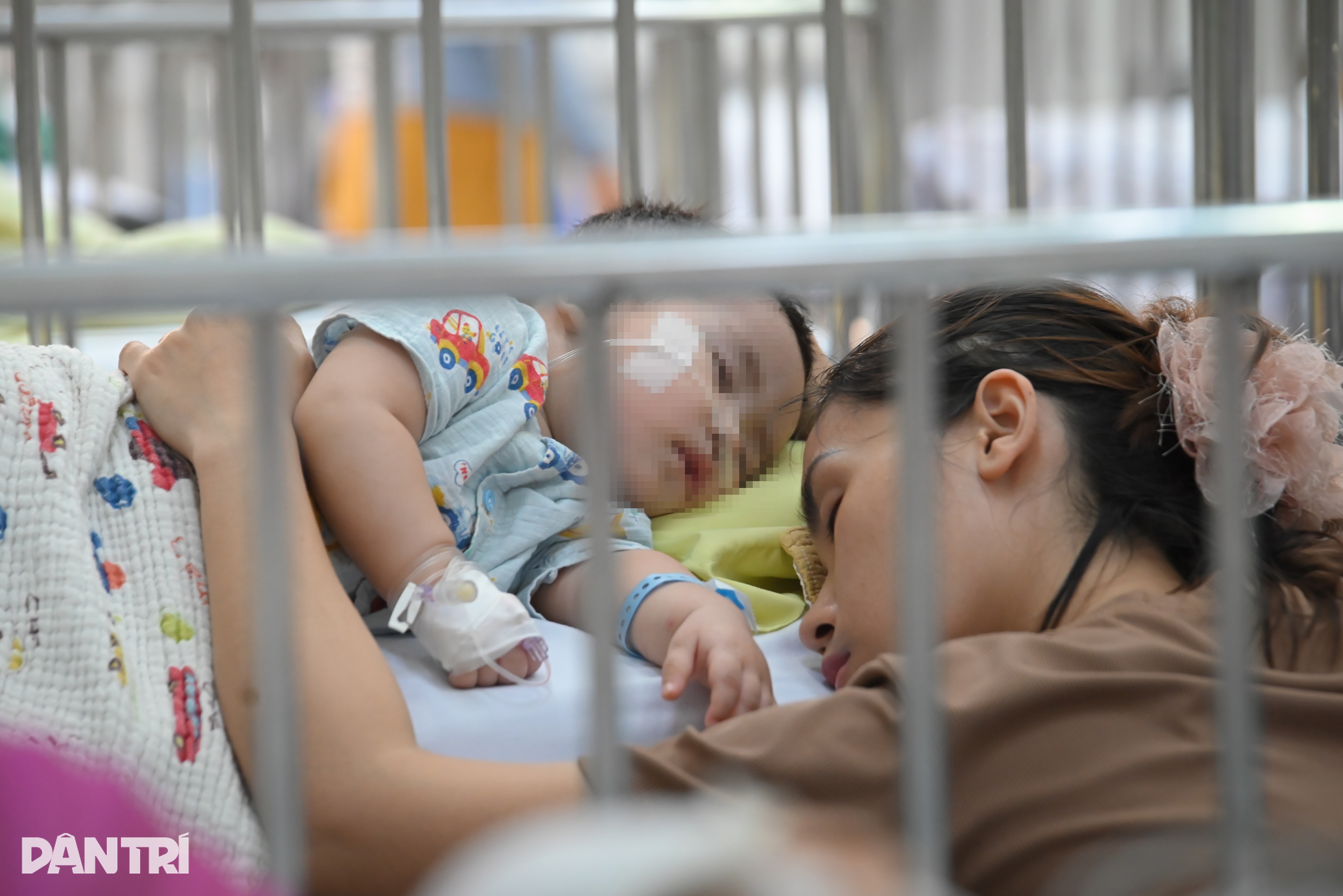 Trẻ đồng loạt đổ bệnh, một bệnh viện ở TPHCM có lượt khám tăng gần gấp đôi - 9