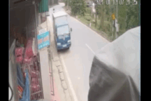 Hú hồn với tình huống xe tải "không người lái" trôi tự do trên đường