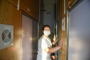 Sống thế nào trong phòng trọ “siêu nhỏ” 3m2 chỉ đủ duỗi chân ở Hà Nội?