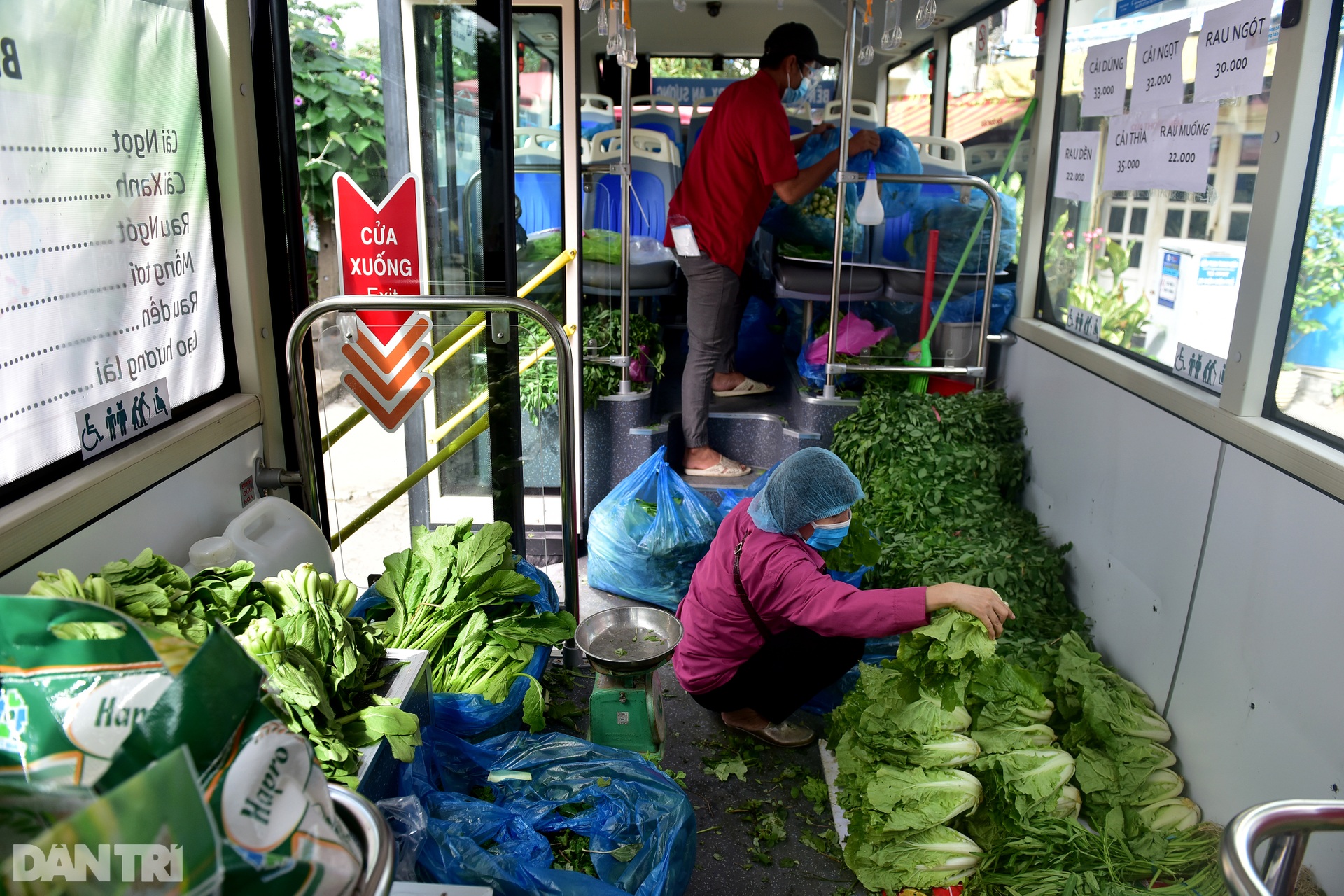 Biến xe buýt thành siêu thị dã chiến chở rau củ đi bán cho dân Sài Gòn - 2