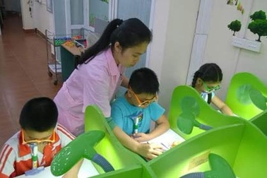 90% trẻ mắc tật khúc xạ cải thiện nhờ tập luyện mắt