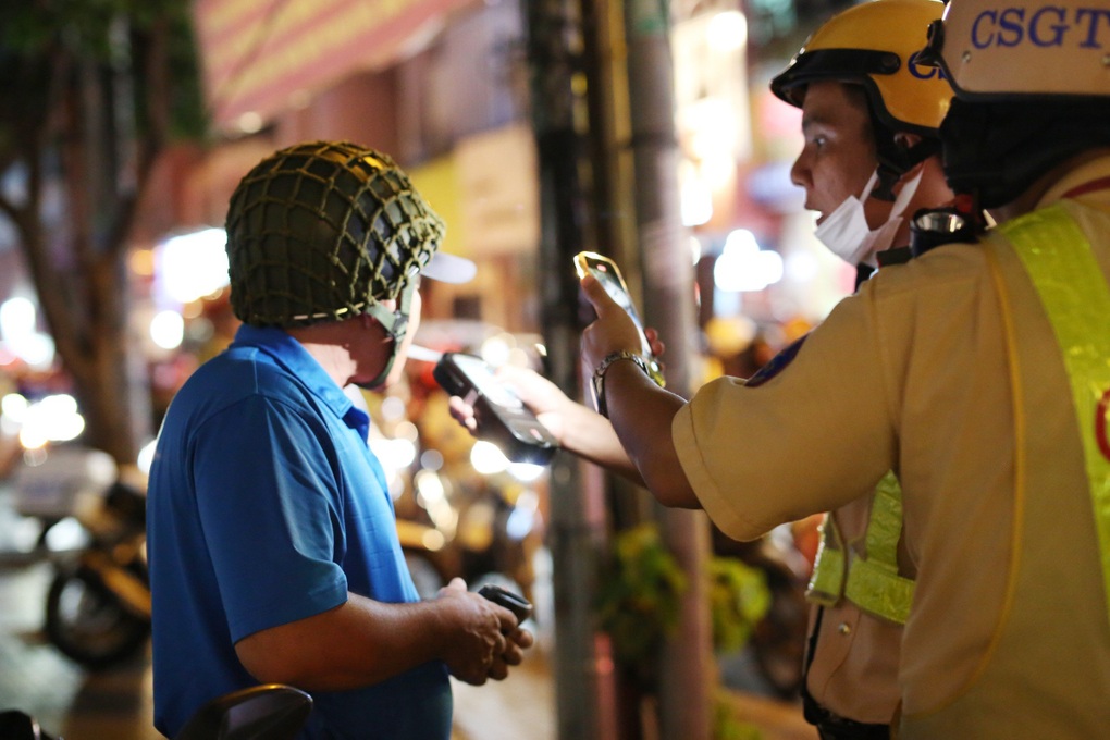 Kiểm tra vài trăm trường hợp chỉ phát hiện vài người vi phạm nồng độ cồn - 2 Kiểm tra vài trăm trường hợp chỉ phát hiện vài người vi phạm nồng độ cồn - 2