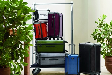 Sôi động mua sắm hàng hiệu giảm giá mạnh từ 50%