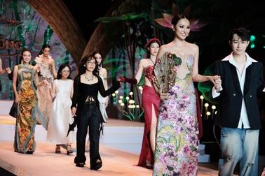 Hoa hậu Kim Nguyên đội nắng làm đạo diễn thời trang