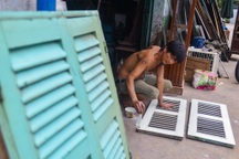 Cuộc "hồi sinh" nội thất cũ ở xóm gỗ TPHCM
