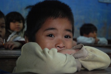 Học sinh miền núi run rẩy ngồi học