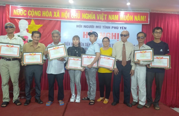 Phú Yên: Hỗ trợ vốn tạo việc làm cho người mù ổn định cuộc sống - Ảnh 4. Phú Yên: Hỗ trợ vốn tạo việc làm cho người mù ổn định cuộc sống - Ảnh 4.