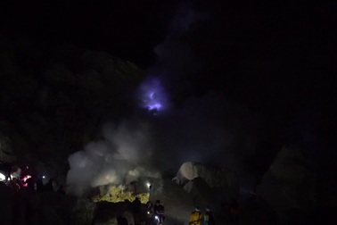 Kỳ lạ núi lửa phát ra nham thạch xanh kỳ diệu