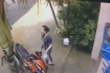 Clip “cô gái bị đấm vào mặt để cướp xe máy giữa ban ngày” gây sốc tuần qua