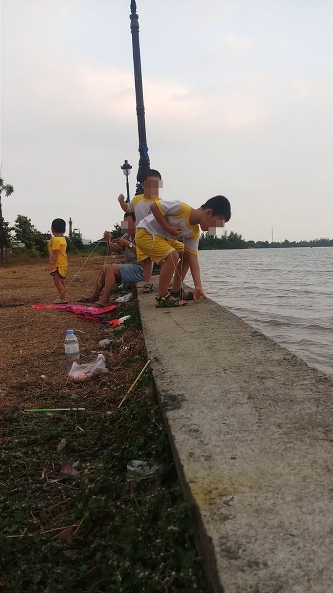 Ông ngoại dẫn 3 cháu trai đi thả diều bên sông, dân tình bức xúc khi thấy thái độ của ông - Ảnh 2. Ông ngoại dẫn 3 cháu trai đi thả diều bên sông, dân tình bức xúc khi thấy thái độ của ông - Ảnh 2.