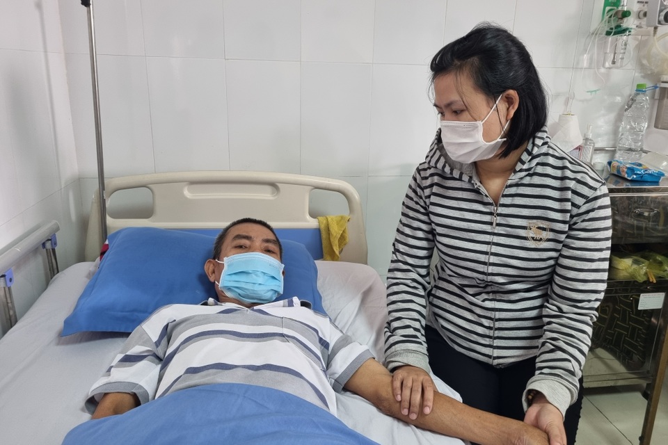 Bạn đọc giúp đỡ người đàn ông neo đơn bị uốn ván nguy kịch 92 triệu đồng - 2 Bạn đọc giúp đỡ người đàn ông neo đơn bị uốn ván nguy kịch 92 triệu đồng - 2