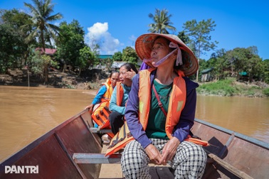 "Sợ qua sông, nhưng chúng tôi vẫn muốn gặp bác sĩ để nghe tư vấn sức khỏe"