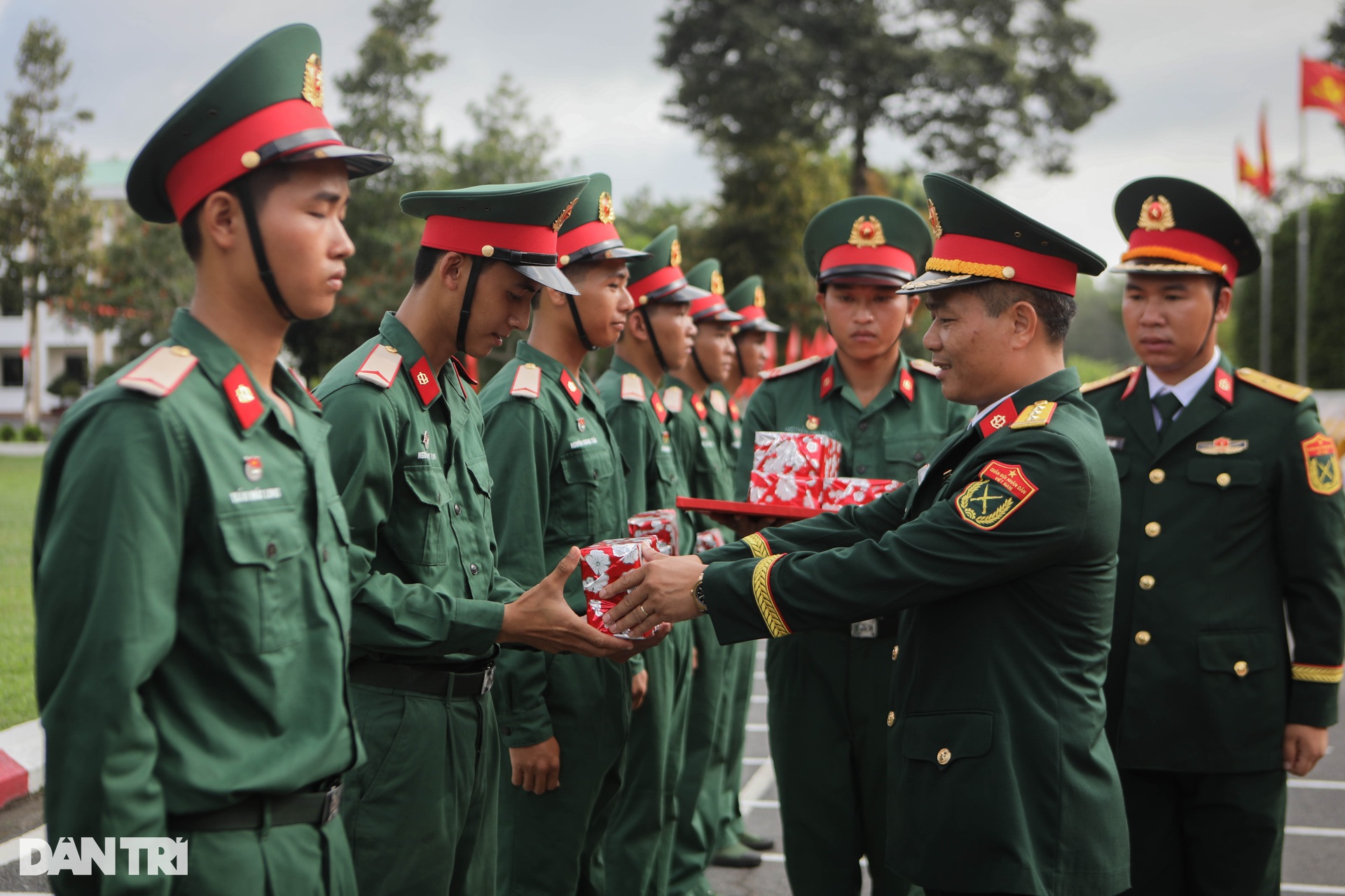 Hai anh em sinh đôi cùng tuyên thệ chiến sĩ mới dưới Quân kỳ Quyết thắng - 7 Hai anh em sinh đôi cùng tuyên thệ chiến sĩ mới dưới Quân kỳ Quyết thắng - 7