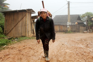 “Thế giới” trên lưng người phụ nữ dân tộc Mông