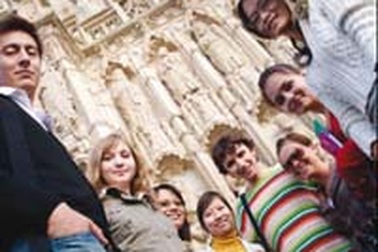 Bước chuyển tiếp lên các trường đại học hàng đầu tại Vương quốc Anh, cơ hội học bổng tới 50% 