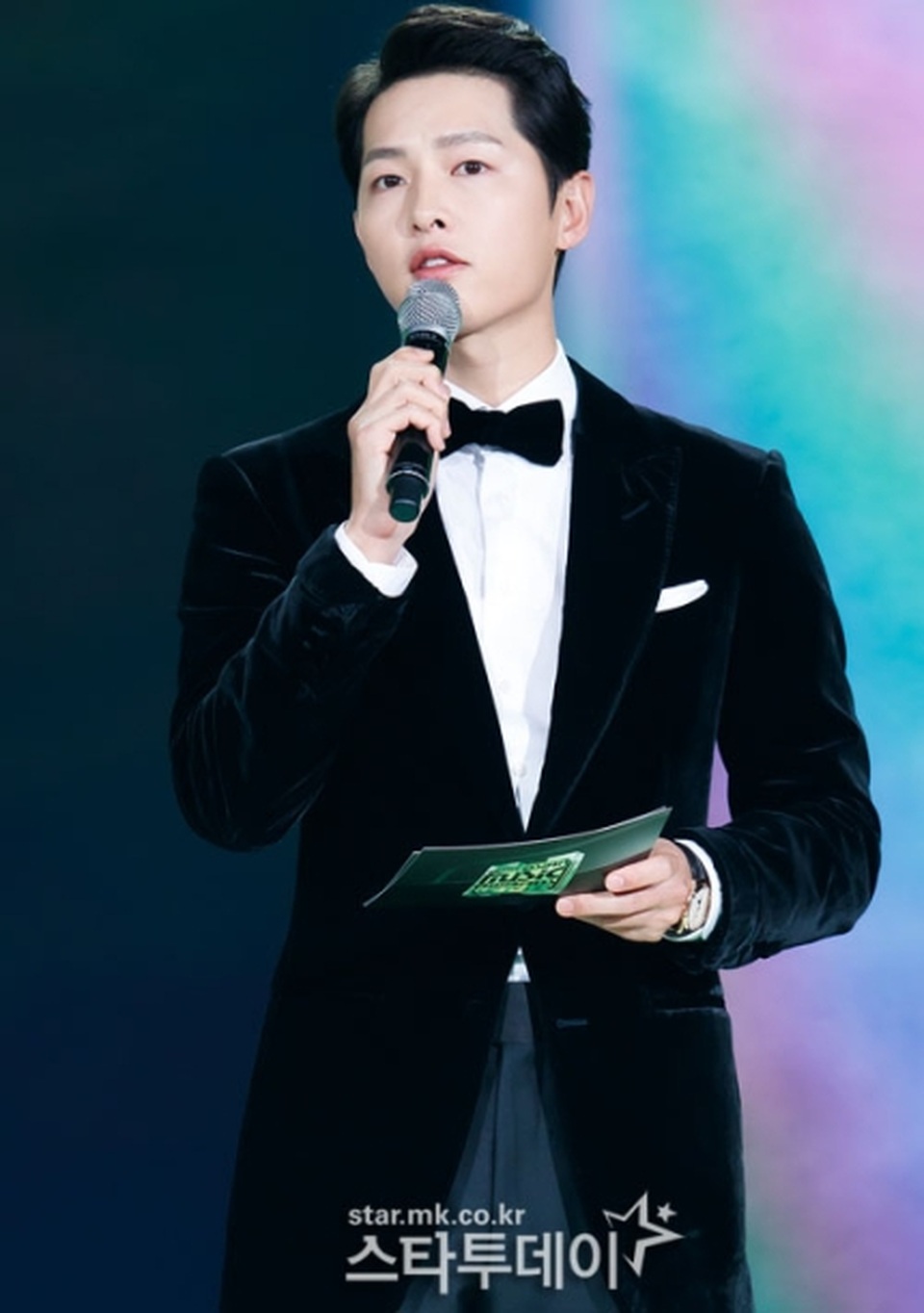 Song Joong Ki tái xuất phong độ, điển trai hơn 1 năm sau khi ly hôn - 2 Song Joong Ki tái xuất phong độ, điển trai hơn 1 năm sau khi ly hôn - 2