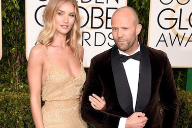 Bạn gái “Người vận chuyển” diện áo xẻ ngực táo bạo